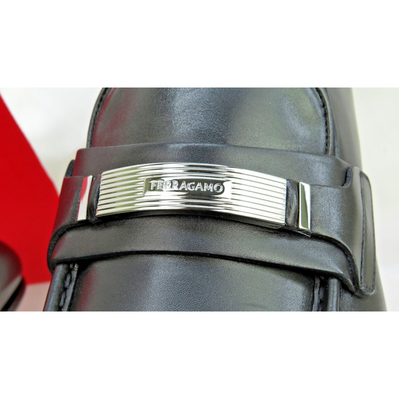 NIB FERRAGAMO DUMAS BLACK LEATHER METAL ENRAVED LOGO LOAFERS 9.5 EE - Picture 2 of 12